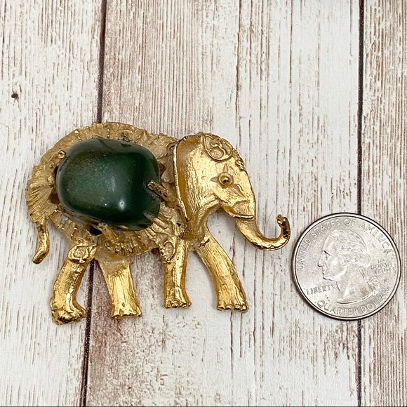 Vintage Unsigned Gold tone Elephant with Green Stone Brooch - Picture 7 of 10